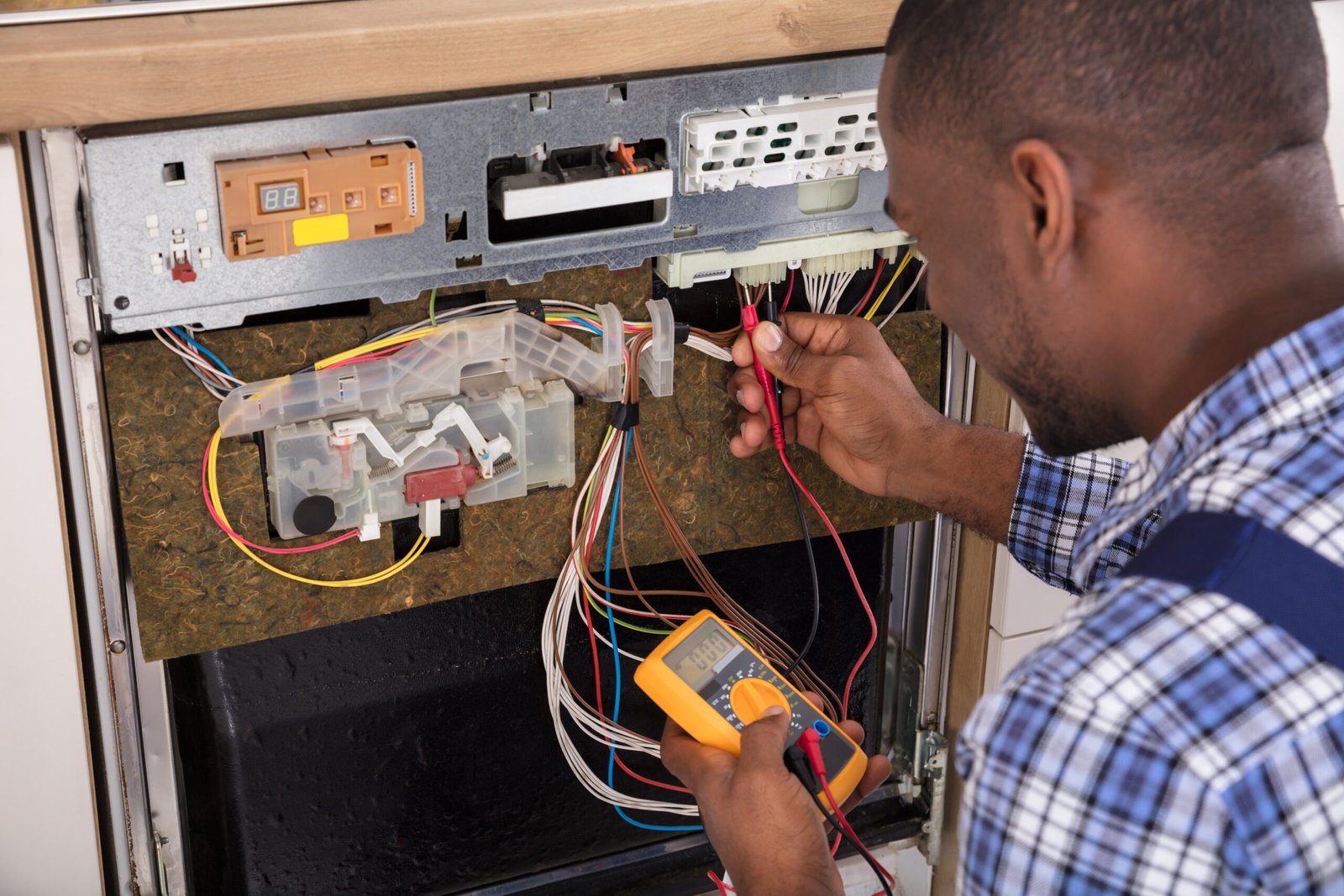 syracuse appliance repairman fixing dishwasher